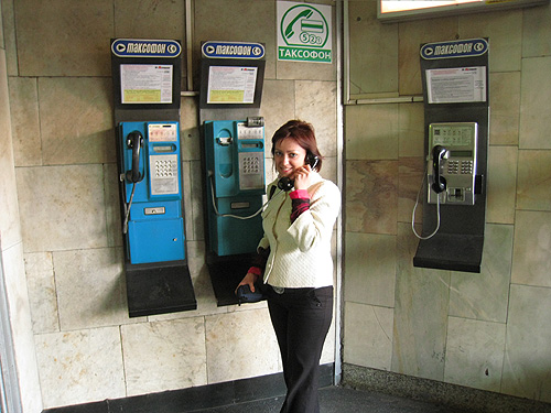 Метро мобильные телефоны. Телефонный автомат. Таксофоны в метро. Телефон автомат. Телефонные автоматы в Москве.