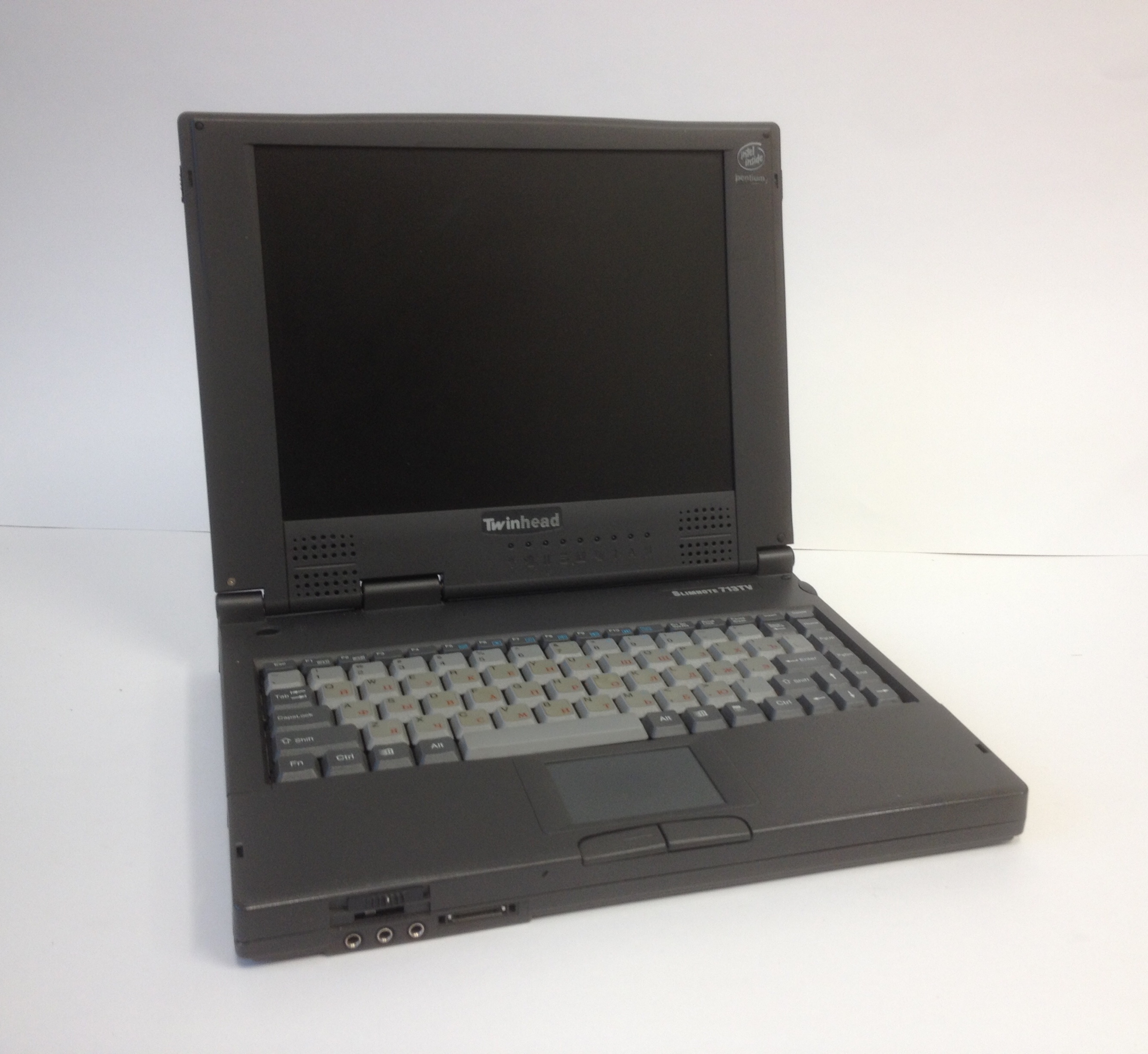 Легкие старые ноутбуки. Twinhead ноутбук 1994 года. Twinhead SX ретро ноутбук. Старый и новый ноутбук. Twinhead Durabook n1400.