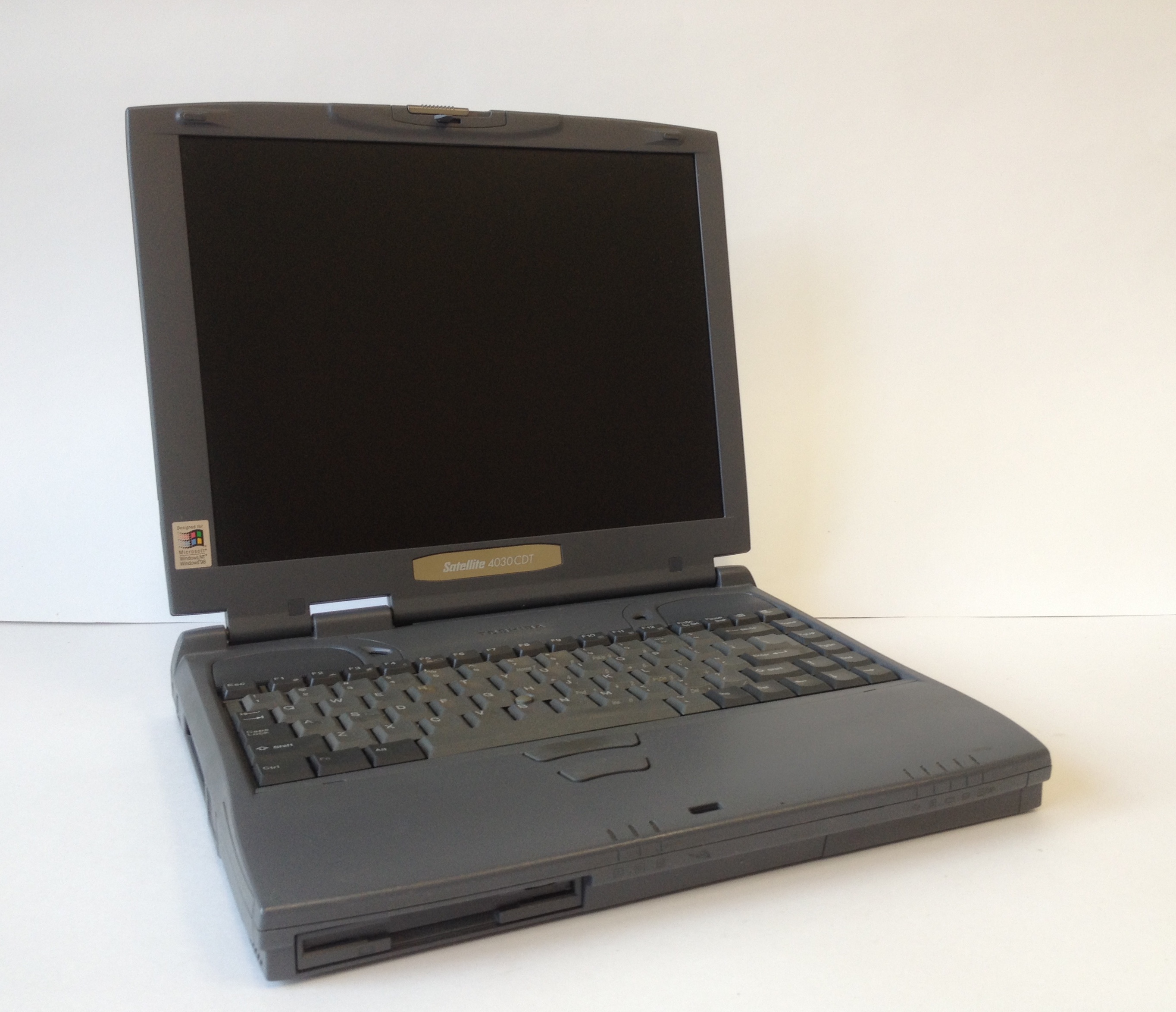 Легкие старые ноутбуки. Toshiba 1000 старый ноут. Toshiba Satellite 4030cdt. Ноутбук Toshiba Satellite 2000-2005. Toshiba ноутбук 1993.