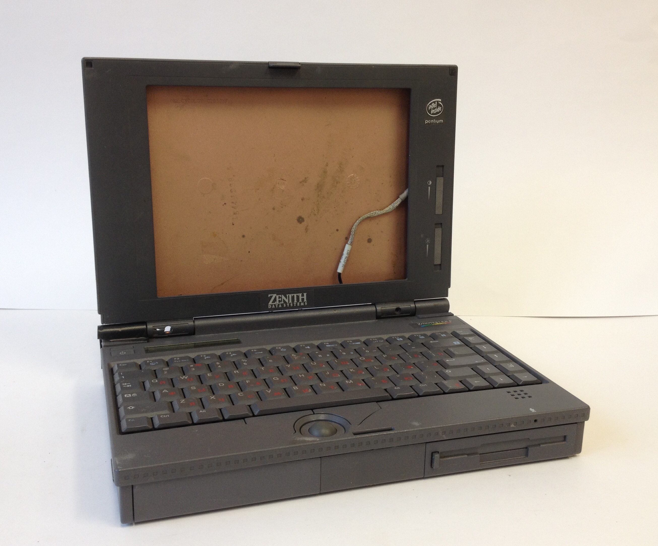 Легкие старые ноутбуки. Compaq Laptop 1990. Compaq p1230. Compaq p58b40w9vog38l. Древний ноутбук Compaq.