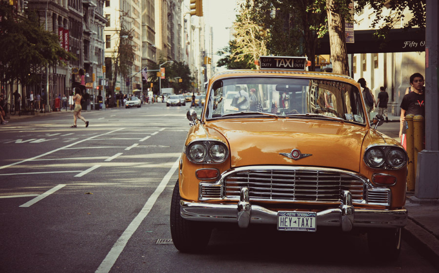 Старый таксопарк. Такси КЭБ Нью Йорк старый. Такси Нью-Йорка 1950. Ретро такси Нью Йорк. Ретро машина в городе.