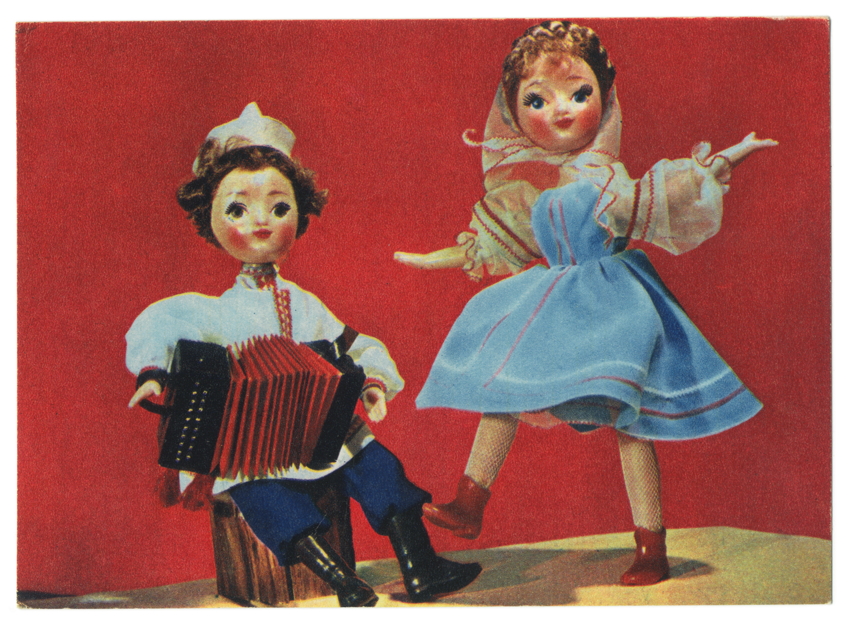 Пупсы танцуют. Советские куклы. Танцующие куклы. Советские куклы в национальных костюмах. Советские открытки с куклами.