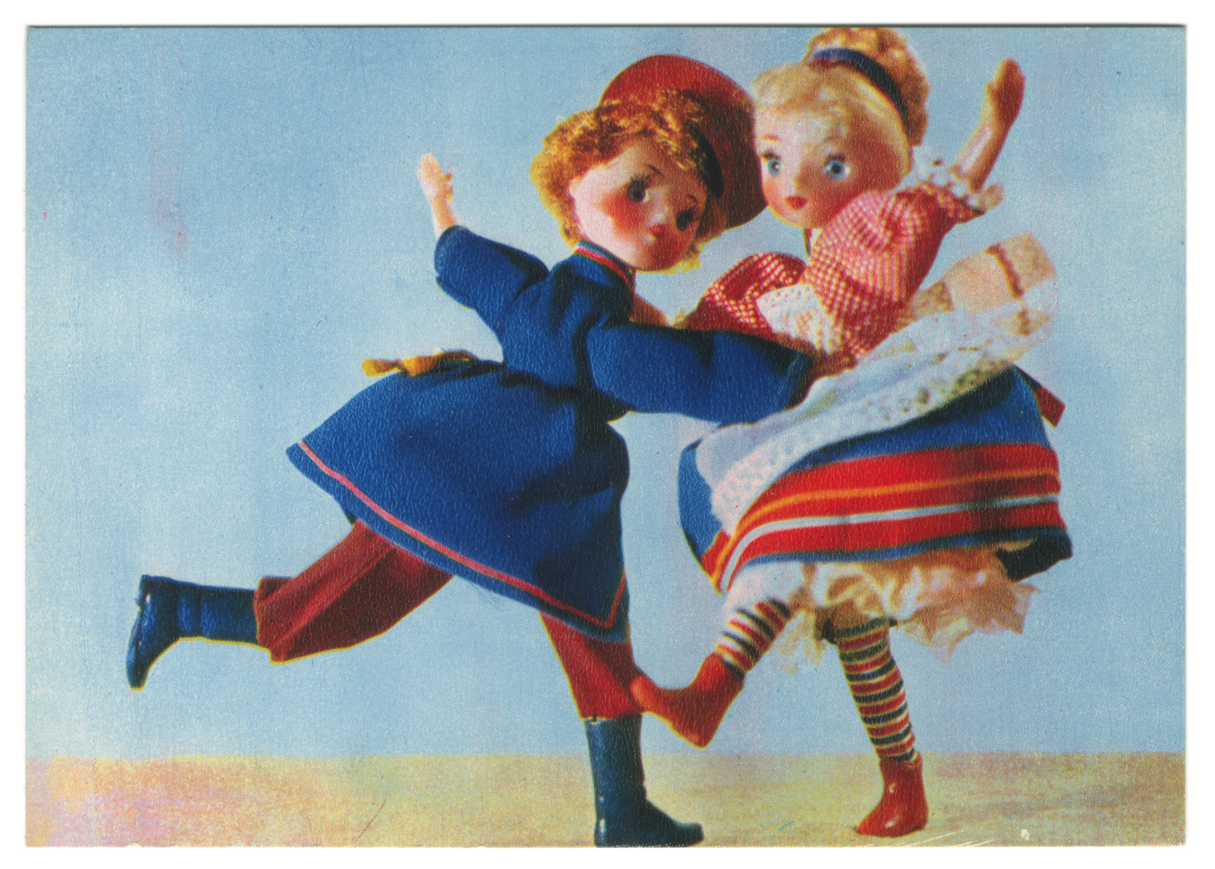 Пупсы танцуют. Танцующие куклы. Советские открытки с куклами. Кукла танцует. Советские открытки с куклами в национальных костюмах.